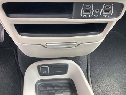 Used 2023 Chrysler Pacifica Touring-L FWD image 25
