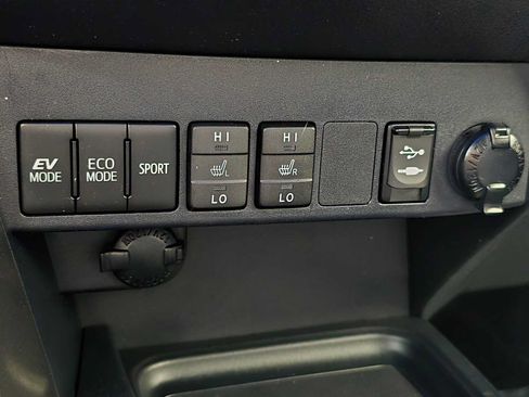 Used 2018 Toyota RAV4 SE AWD/4WD image 15