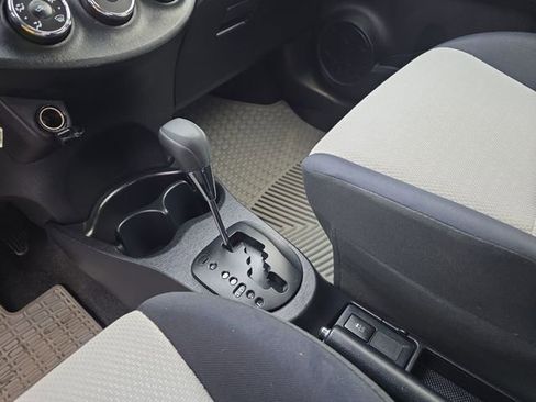 Used 2013 Toyota Yaris L image 25