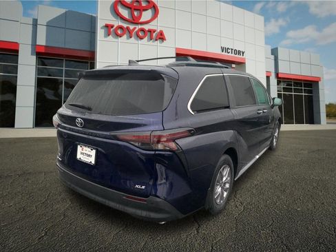 New 2026 Toyota Sienna XLE image 3