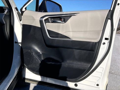 Used 2019 Toyota RAV4 XLE w/ Convenience Package image 11