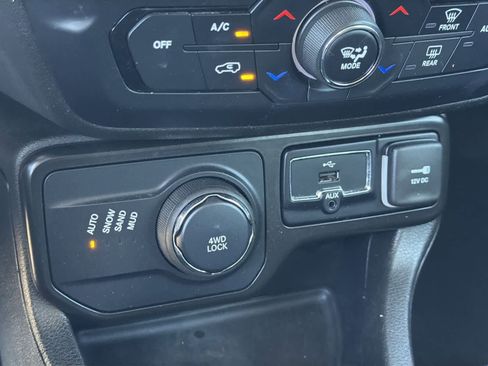 Used 2023 Jeep Renegade Latitude image 24