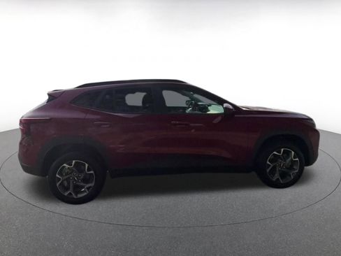 Used 2025 Chevrolet Trax LT w/ LT Convenience Package FWD image 16