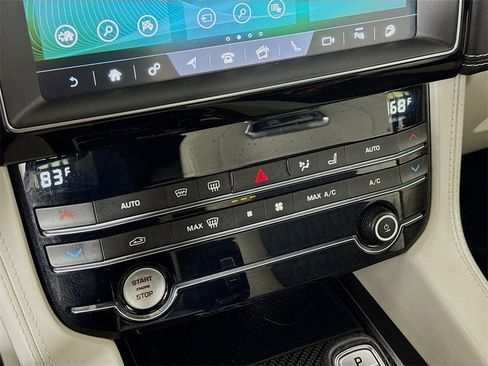 Used 2019 Jaguar F-PACE SVR image 16