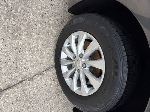 Used 2017 Chrysler Pacifica Touring-L image 11