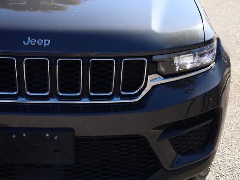 Used 2023 Jeep Grand Cherokee Laredo image 16