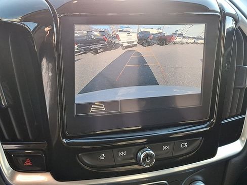 Used 2021 Chevrolet Traverse LT image 18