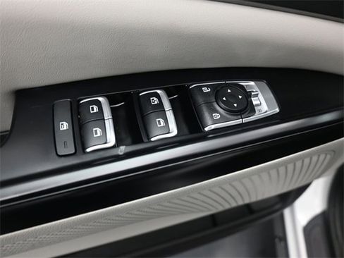 Used 2024 Kia Carnival LX image 13