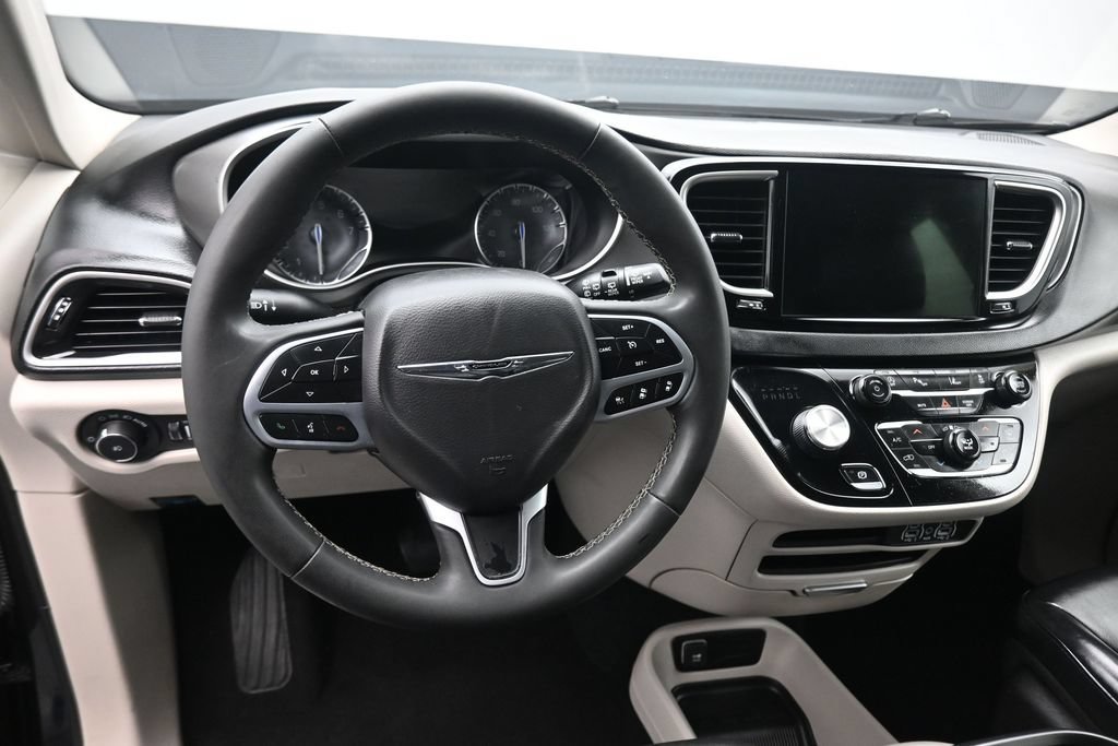 Used 2024 Chrysler Pacifica Touring-L FWD image 14