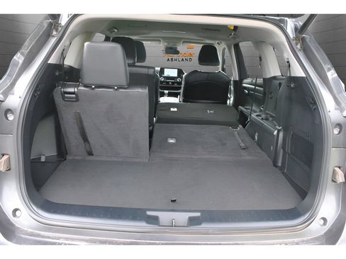 Used 2023 Toyota Highlander XLE AWD/4WD image 11