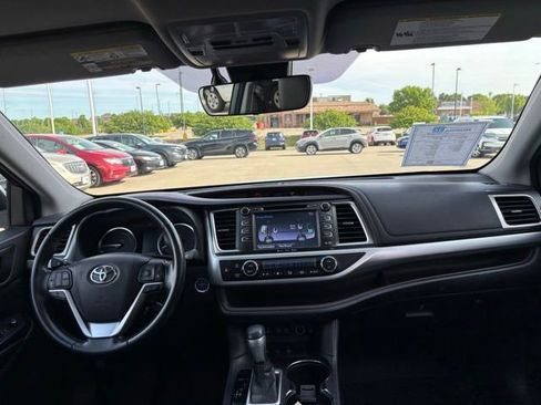 Used 2017 Toyota Highlander XLE w/ Protection Package #3 AWD/4WD image 28
