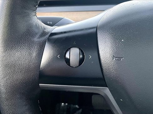 Used 2021 Tesla Model Y Long Range image 16