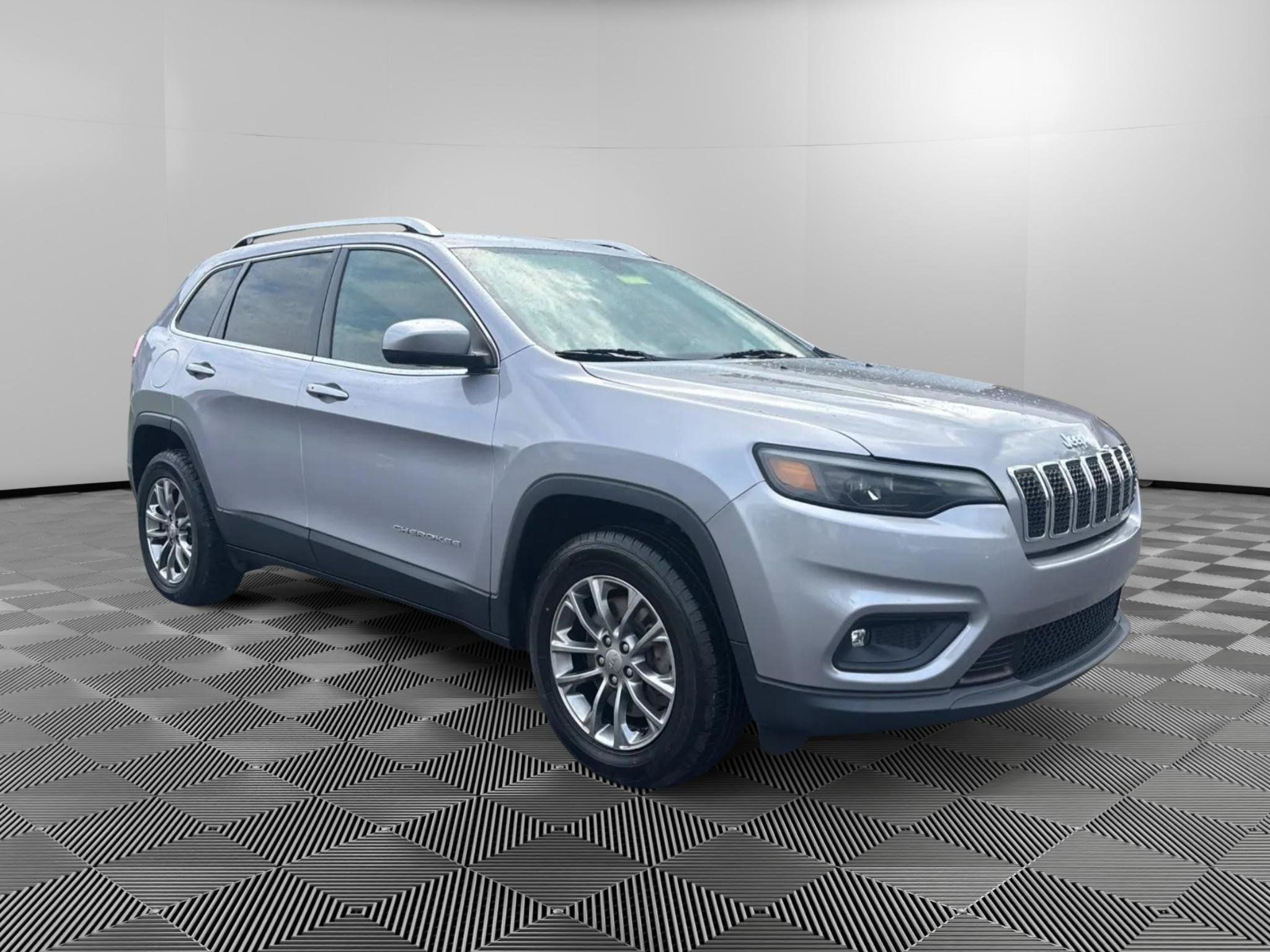 Used 2019 Jeep Cherokee Latitude Plus w/ Comfort/Convenience Group AWD/4WD image 2
