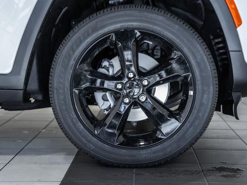 New 2025 Jeep Grand Cherokee Altitude image 16