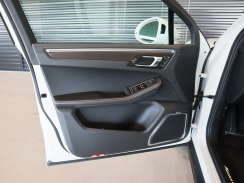 Used 2025 Porsche Macan GTS image 24