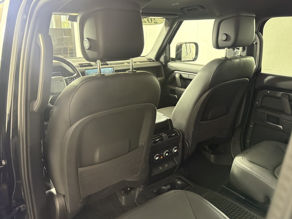 Used 2025 Land Rover Defender 130 X-Dynamic SE AWD/4WD image 31