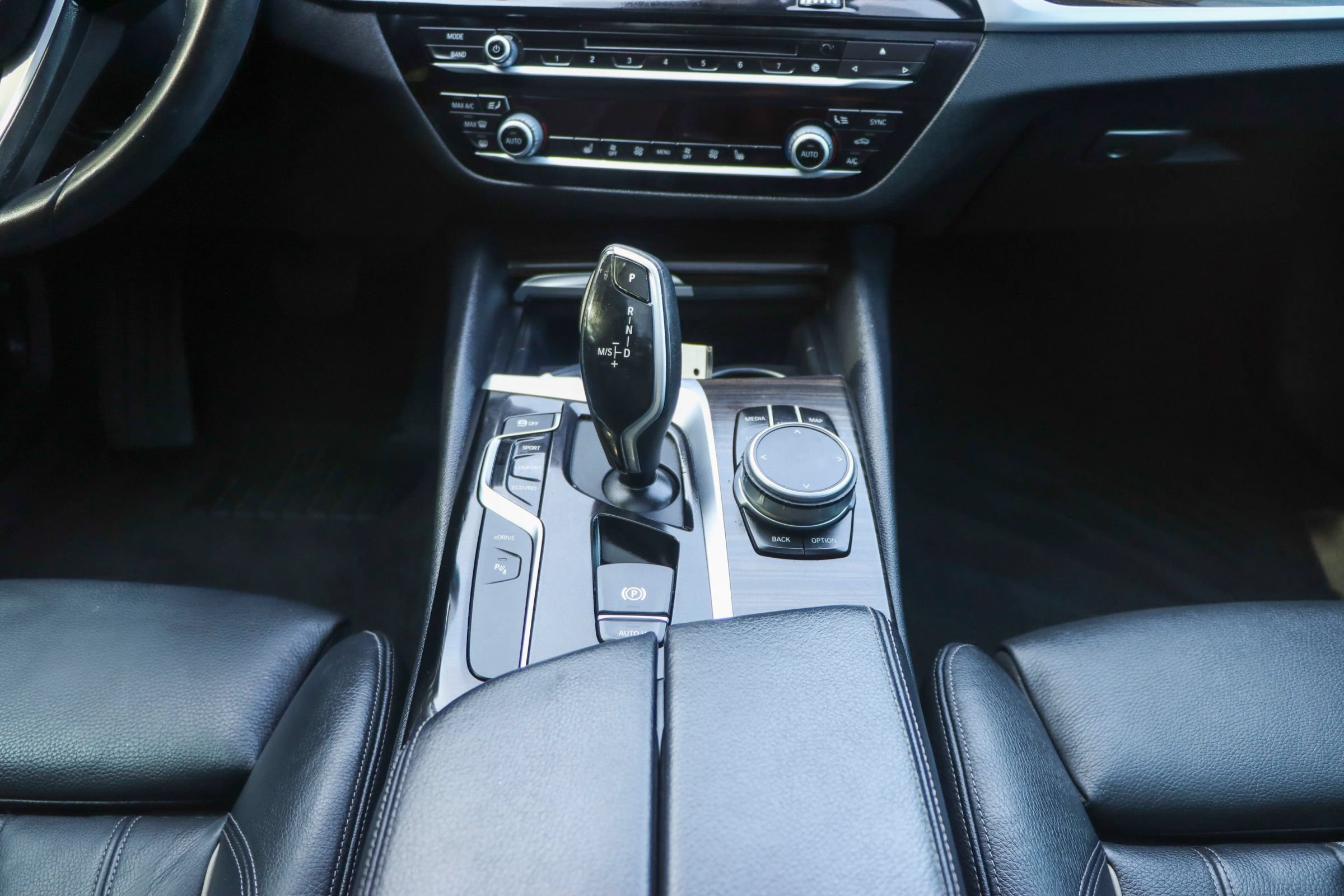Used 2019 BMW 530e w/ Convenience Package RWD image 27