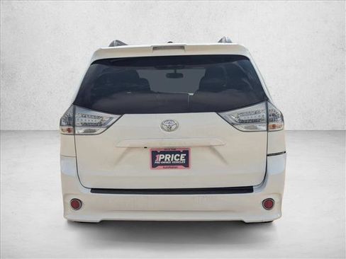 Used 2017 Toyota Sienna SE image 6