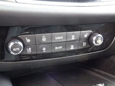 Used 2022 Buick Enclave Premium image 31