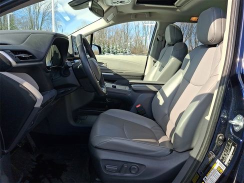 Certified 2021 Toyota Sienna XLE image 13