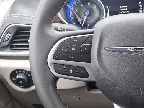 Used 2024 Chrysler Pacifica Limited image 21