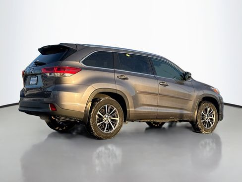 Used 2018 Toyota Highlander SE image 2