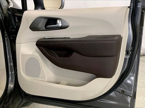 Used 2018 Chrysler Pacifica Touring-L Plus w/ Advanced Safetytec Group image 23