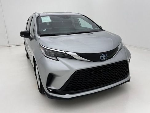 Used 2023 Toyota Sienna XSE image 3