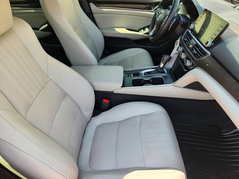Used 2018 Honda Accord Touring image 11