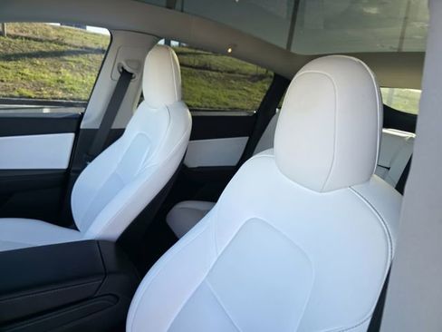 Used 2021 Tesla Model Y Long Range image 12