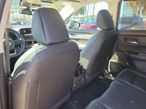 Used 2023 Nissan Rogue SL w/ SL Premium Package image 12