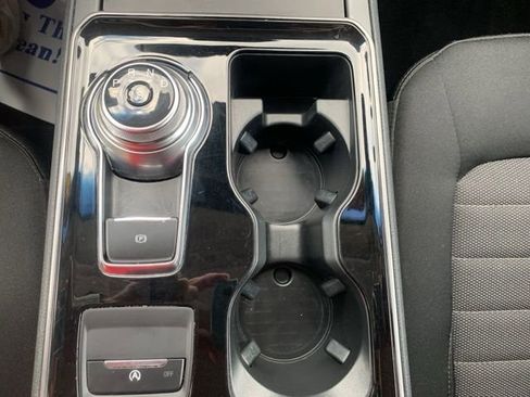 Used 2020 Ford Edge SE image 18