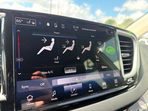 Used 2023 Chrysler Pacifica Touring-L FWD image 31