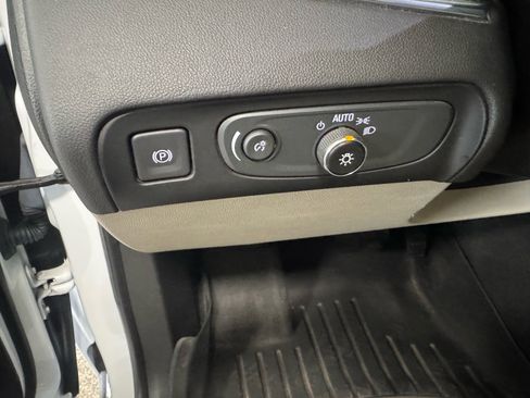 Used 2019 Buick Enclave Essence AWD/4WD image 18