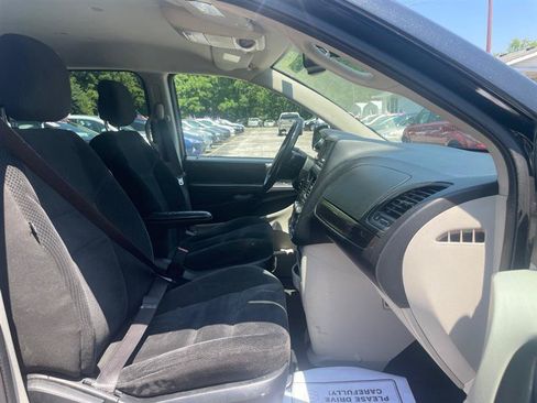Used 2017 Dodge Grand Caravan w/ UConnect Hands-Free Group FWD image 12