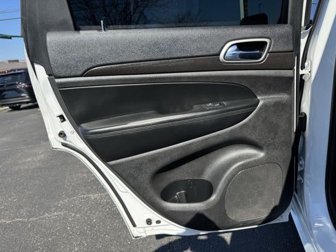 Used 2017 Jeep Grand Cherokee Altitude image 31