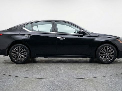 Used 2025 Nissan Altima 2.5 SV FWD image 11