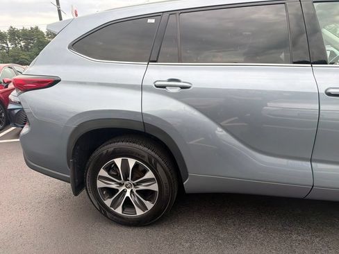 Used 2022 Toyota Highlander XLE AWD/4WD image 4
