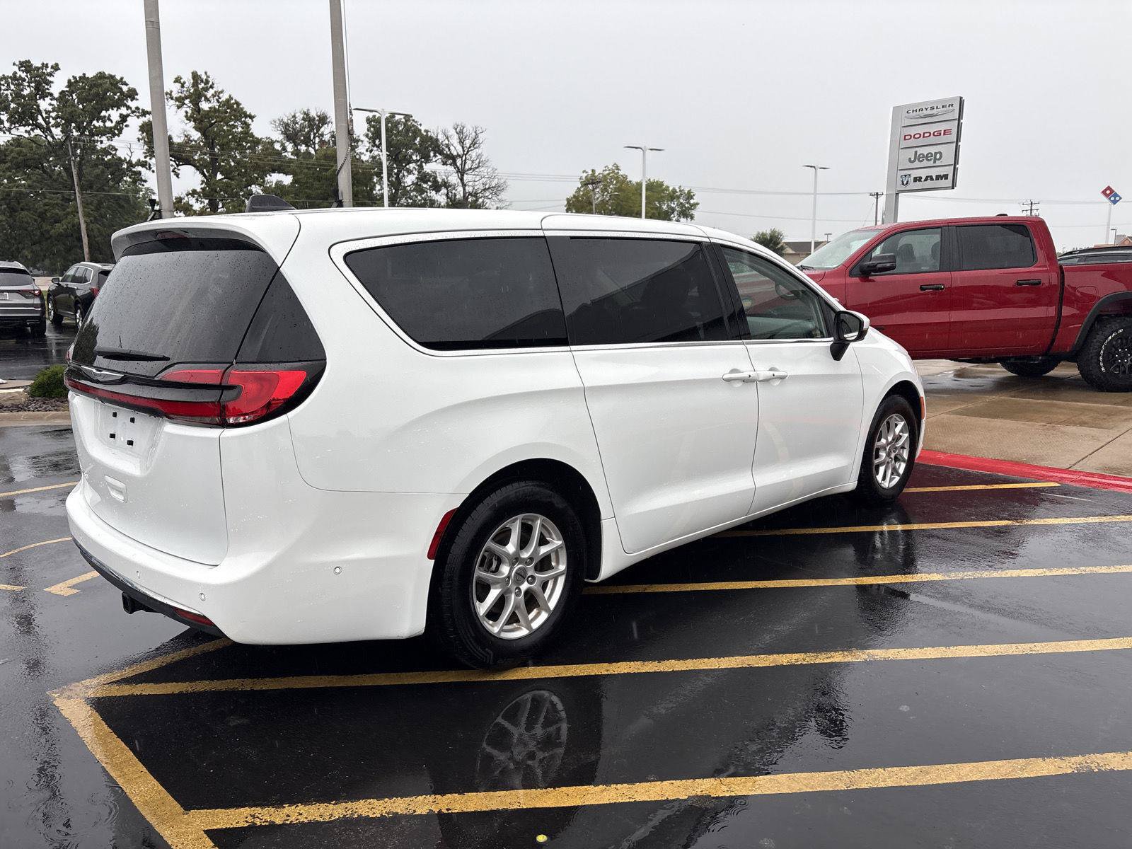 Used 2023 Chrysler Pacifica Touring-L FWD image 5