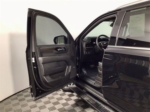 Used 2025 Chevrolet Suburban High Country image 15