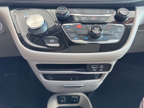 Used 2017 Chrysler Pacifica Limited image 29