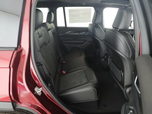 New 2025 Jeep Grand Cherokee Altitude image 11