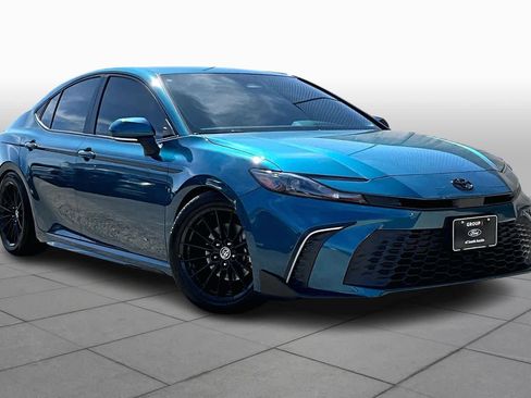 Used 2025 Toyota Camry SE w/ Convenience Package image 3