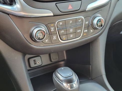 Used 2018 Chevrolet Equinox LT FWD image 19