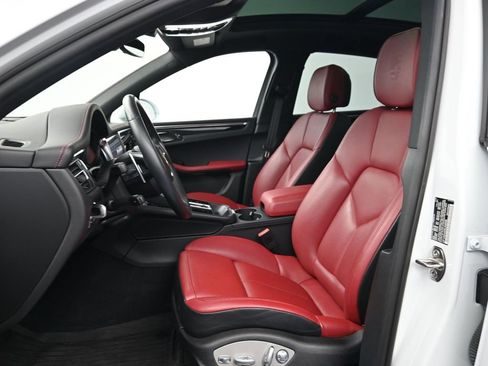 Certified 2024 Porsche Macan S image 5