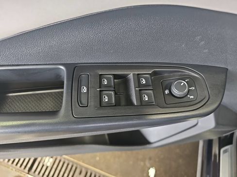 Used 2025 Volkswagen Taos SE FWD image 28