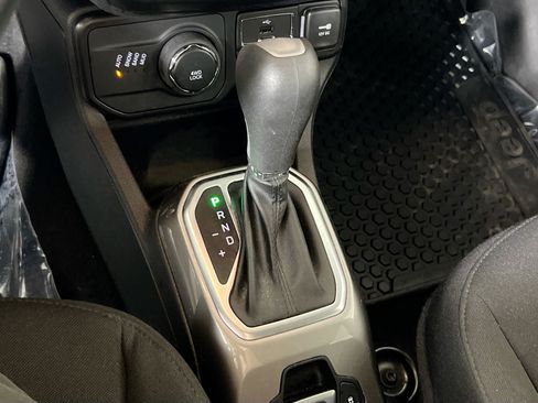 Used 2022 Jeep Renegade Latitude w/ Convenience Group AWD/4WD image 17