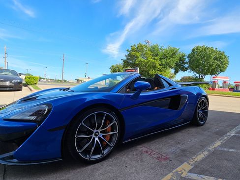 Used 2019 McLaren 570S Spider image 26