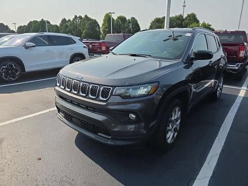 Used 2023 Jeep Compass Latitude AWD/4WD image 2