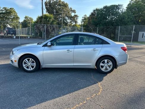 Used 2016 Chevrolet Cruze LT w/ Technology Package FWD image 2